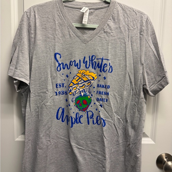 Tops - Disney snow white apple v-neck tshirt size L